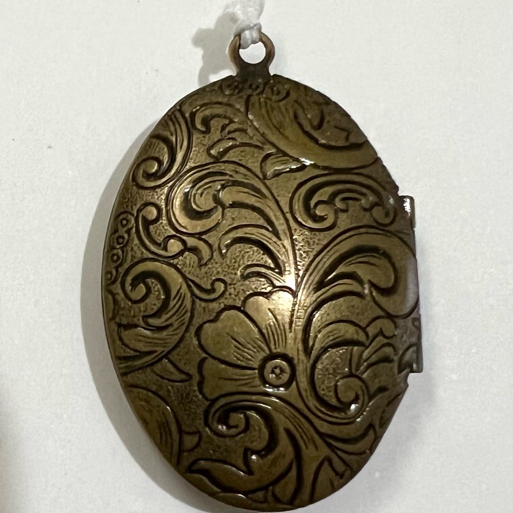 Vintage style, bronze tone double side flower oval Locket
